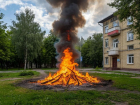 Огонь подбирается к жилым домам после удара ВСУ по парку в Каменке-Днепровской 