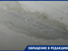 Жительница пгт Весёлое показала последствия протекания потолка в подъезде её дома на улице Чкалова