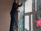 Пензенские специалисты заменили выбитые обстрелами ВСУ окна в Пологовском доме малютки