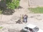 В Запорожье четверо военкомов силой затащили мужчину в микроавтобус