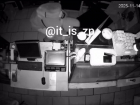 Момент кражи генератора из пекарни попал на видео во время отключения света в Запорожье