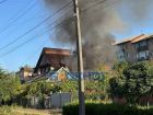 Гигантский столб дыма над частным домом засняли на видео в Мелитополе