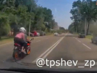 Смертельно опасный манёвр мотоциклиста сняли на видео в Запорожье