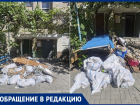 Коммунальщики отказались убирать кучи мусора у подъездов многоэтажки в Мелитополе