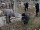 В Приазовском запорожские школьники навели порядок на могиле героя ВОВ