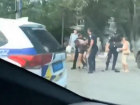Появилось видео, как мужчину скрутили полицейские под романтическую музыку в Запорожье