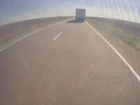 Появилось видео, где водитель фуры лихо увернулся от удара FPV-дрона в лобовуху в Запорожской области