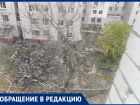 «Вопиющая халатность»: людей чуть не завалило мусором с крыши дома в Днепрорудном