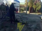 Появилось видео, как военкомы толпой налетели на мужчину в Запорожье