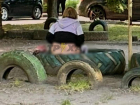 Женщина прилюдно наложила кучу в детскую песочницу в Запорожье