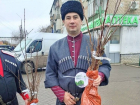 В Запорожской области казаки подарили семьям участников СВО плодовые деревья