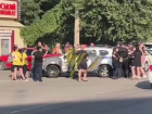Появилось видео, как полицейский толкнул девушку под машину во время массовой драки в Запорожье