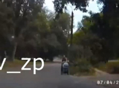 Опасную прогулку девушки с малышом в коляске сняли на видео в Запорожье