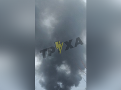 Столб дыма поднялся в небо после серии взрывов в Запорожье