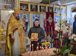 Икону от питерского мастера получил храм Мелитополя в честь 23 февраля