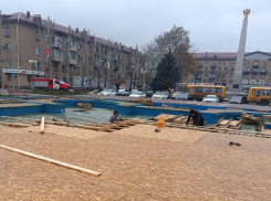 Фонтан на площади Победы впервые законсервировали фанерой в Мелитополе