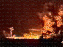 Здания промышленного завода вспыхнули ночью в Запорожье после удара «Гераней»