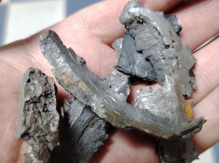 Мэр Энергодара Пухов показал обломки снарядов, которыми ВСУ били по городу