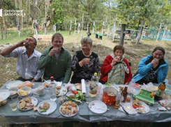 Запорожцы устроили на кладбищах массовую пьянку, несмотря на запрет