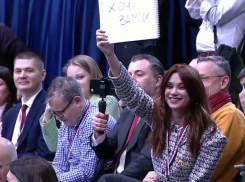 «Хочу замуж»: запорожская журналистка удивила публику неожиданным плакатом на прямой линии Путина