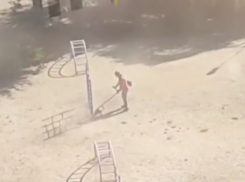 В Запорожье сумасшедший коммунальщик покосил песок и попал на видео