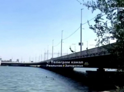 Подростки-экстремалы, прыгающие в Днепр с моста, попали на видео в Запорожье