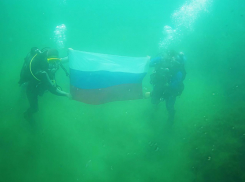 Российский триколор развернули на дне Азовского моря в честь Дня Государственного флага