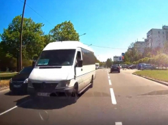 Смертельно опасный манёвр водителя маршрутки попал на видео в Запорожье