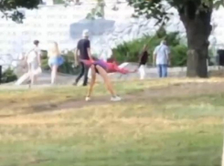 «Это тверк или уже стриптиз?»: девушка с чёрными трусиками стала звездой соцсетей после танца в Запорожье