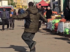 Уличный танцор рассмешил прохожих одним жестом и попал на видео в Запорожье