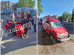 Отлетел на 10 метров: момент ДТП с мотоциклистом попало на видео в Запорожье
