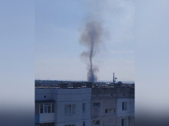 Столб чёрного дыма в виде смерча напугал жителей Бердянска