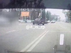 Рискованный маневр водителя под носом у полицейских попал на видео в Запорожье