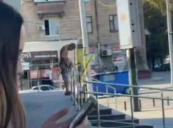 В Запорожье маргинал со спущенными штанами продемонстрировал прохожим свое хозяйство