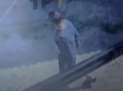 В Запорожье на видео попало, как ловко мужчина утащил самокат у ребёнка