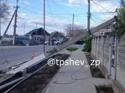 Появилось видео, как иномарка на полной скорости снесла столб в запорожском Балабино