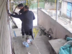 Двое мужчин ограбили дом в прифронтовом селе Запорожской области и попали на видео