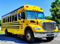 Запорожские школы получили 250 новых автобусов