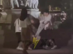 Толпа агрессивных подростков сняла на видео жуткое избиение мужчины в Запорожье