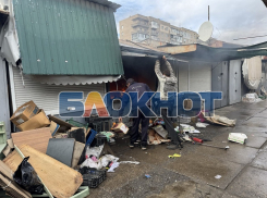 Полыхающий ларёк на Кировском рынке сняли на видео очевидцы в Мелитополе