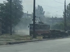 В Запорожье прямо на остановке загорелся трамвай