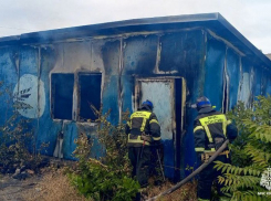 Тушение масштабного пожара показали от первого лица сотрудники МЧС в Бердянске