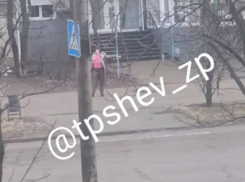 На видео сняли, как женщина шаманским танцем отгоняла дроны в Запорожье