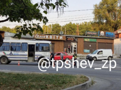 Столкновение подростка на самокате с автобусом попало на видео в Запорожье