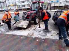 Усиленную работу энергодарских коммунальщиков показал мэр Пухов