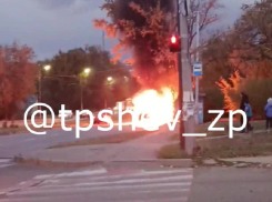 Появилось видео, как полыхающая машина взорвалась в Запорожье
