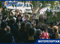 «Рыдали даже парни»: сотни мелитопольцев простились с Лизой, которую сбил Mercedes-Benz с блатными номерами