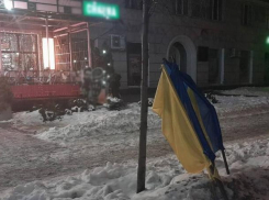 Запорожец сорвал флаг Украины и бросил под ноги людям 
