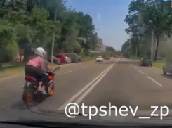 Смертельно опасный манёвр мотоциклиста сняли на видео в Запорожье