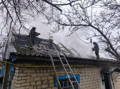 Женщина оказалась в огненной ловушке из-за удара БПЛА ВСУ по дому в Васильевке